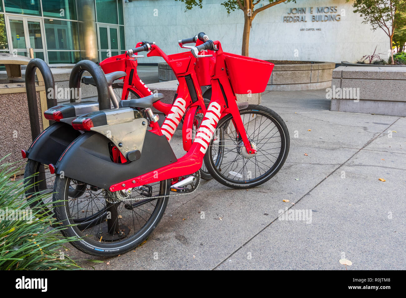 September 23, 2018 in Sacramento/CA/USA - Springen e-bikes auf dem Capitol Mall geparkt; springen Bikes ist ein dockless Elektrofahrrad sharing System ac Stockfoto