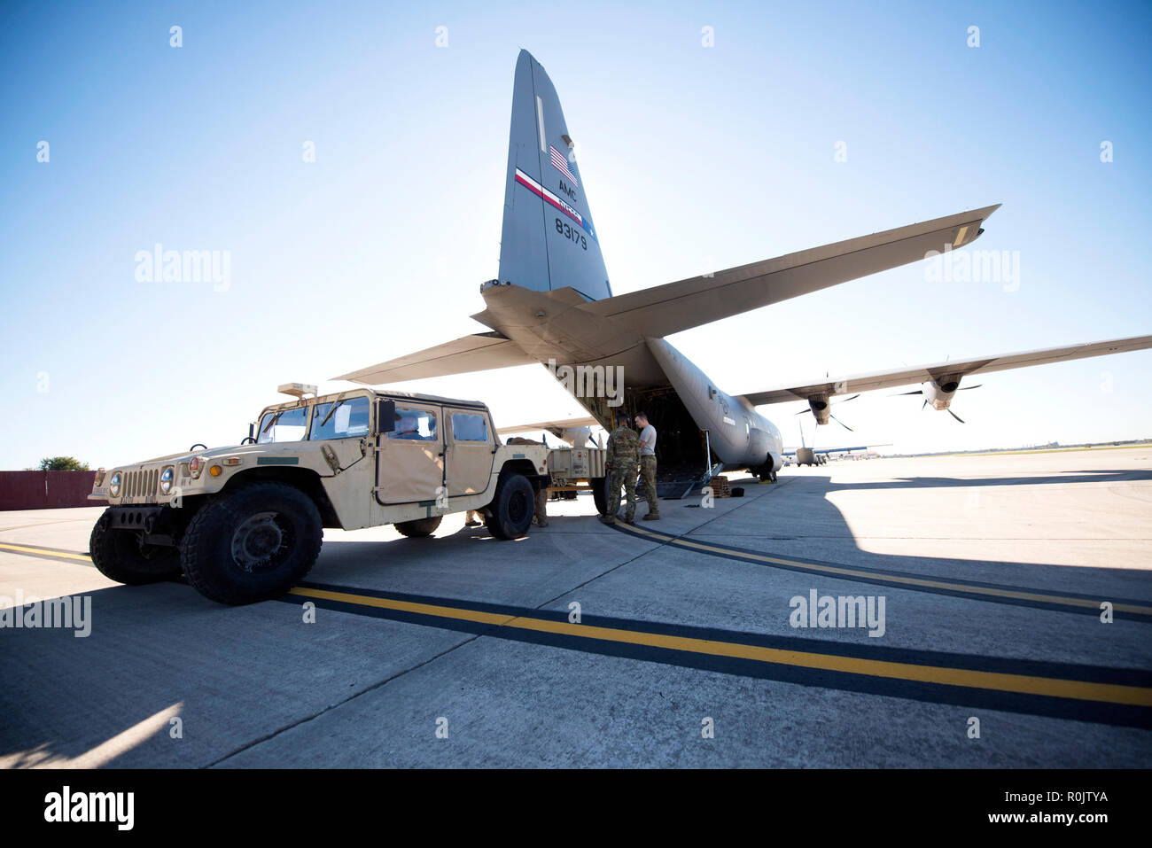 Personal aus dem 502Nd Logistik Bereitschaft Squadron, zusammen mit dem Bodenpersonal aus dem 39Th Airlift Squadron, Dyess Air Force Base, Texas, Last militärische Fracht auf der C-130 J Super Hercules, zur Unterstützung der Operation treuer Patriot, Nov. 2, 2018, am Kelly Feld, Joint Base San Antonio-Lackland, Texas. Betrieb treuer Patriot ist eine Mission, wo das Verteidigungsministerium wird mehr als 5.000 aktiven - Aufgabe Personal das Ministerium für Heimatschutz und den US-amerikanischen Zoll- und Grenzschutz, die südliche Grenze zu härten bereitstellen. Die truppenstationierung wird zur Unterstützung der Strafverfolgungsbehörden mit Cus. Stockfoto