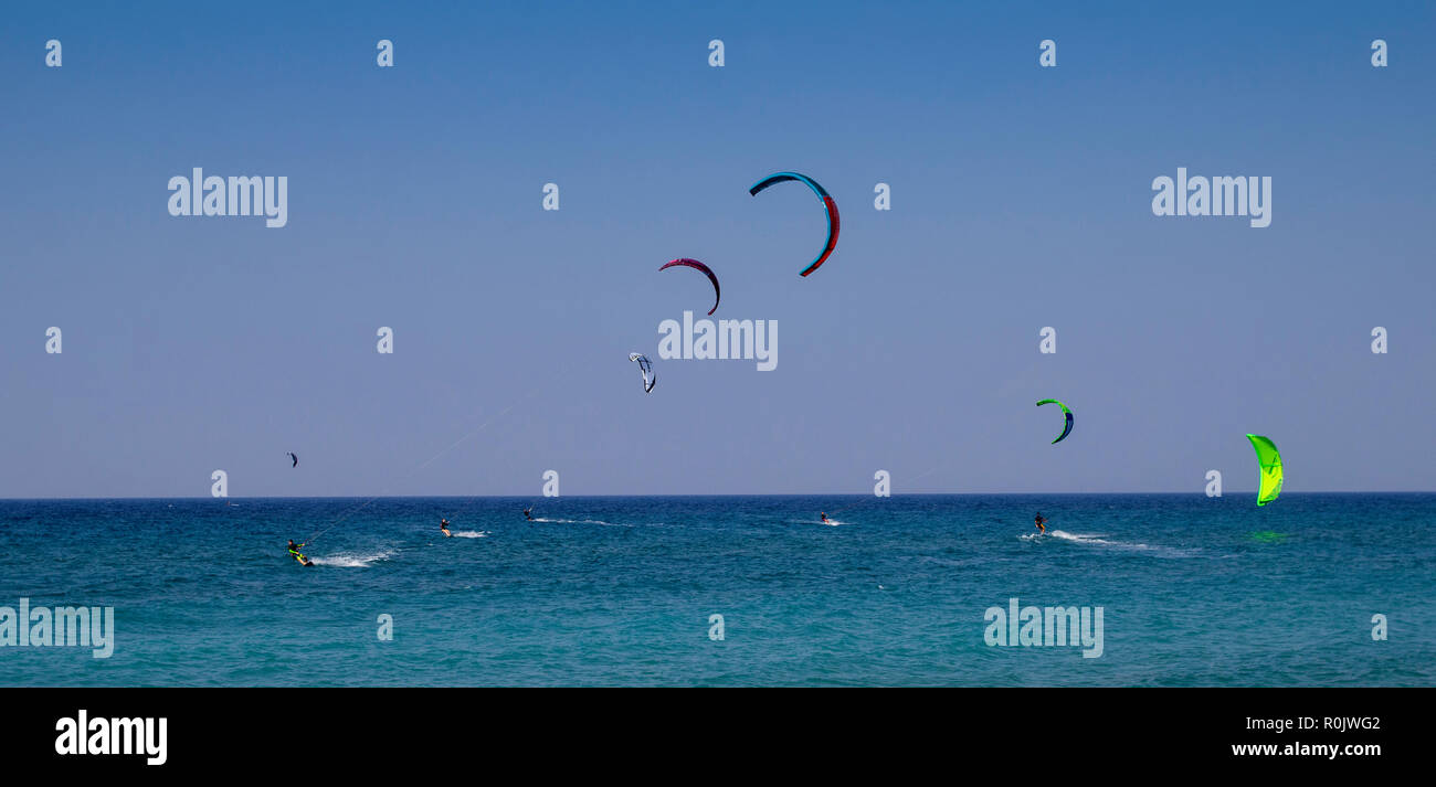 Kite Surfer präsentieren eine bunte so anzuzeigen, wie sie dem Wasser surfen Theologos, Rhodos, Griechenland. Stockfoto