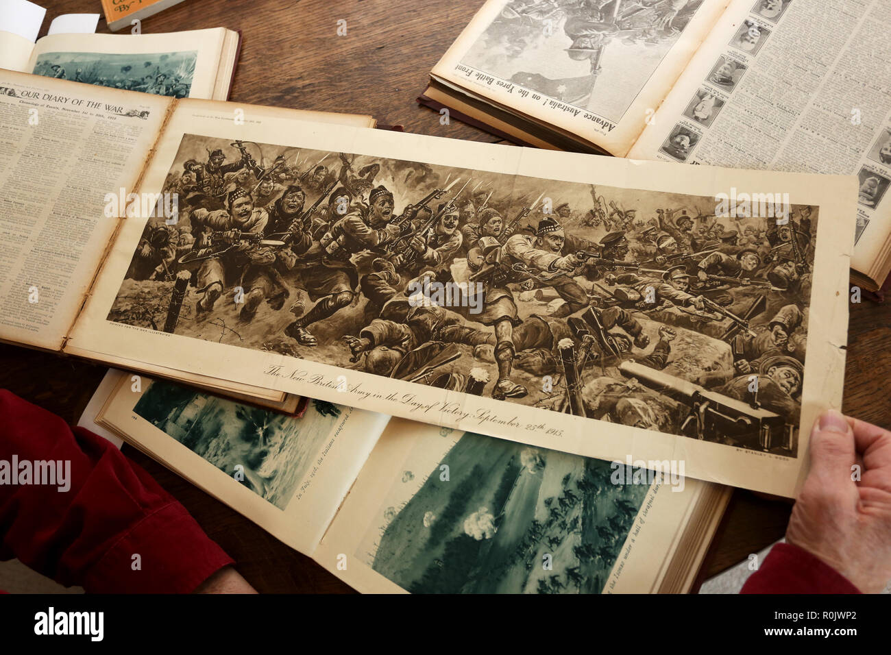 Allgemeine Ansichten des Krieges dargestellt Erster Weltkrieg Bücher und Texte lesen, die von einem Historiker in Sussex, UK. Stockfoto
