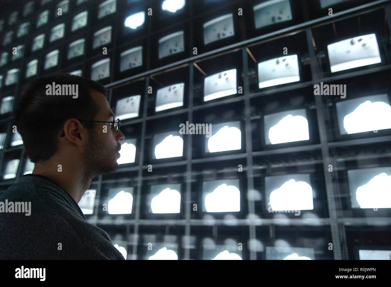 Mailand (Italien), Triennale der zeitgenössischen Kunst Ausstellung, künstlerische Installation mit TV-Bildschirmen Stockfoto