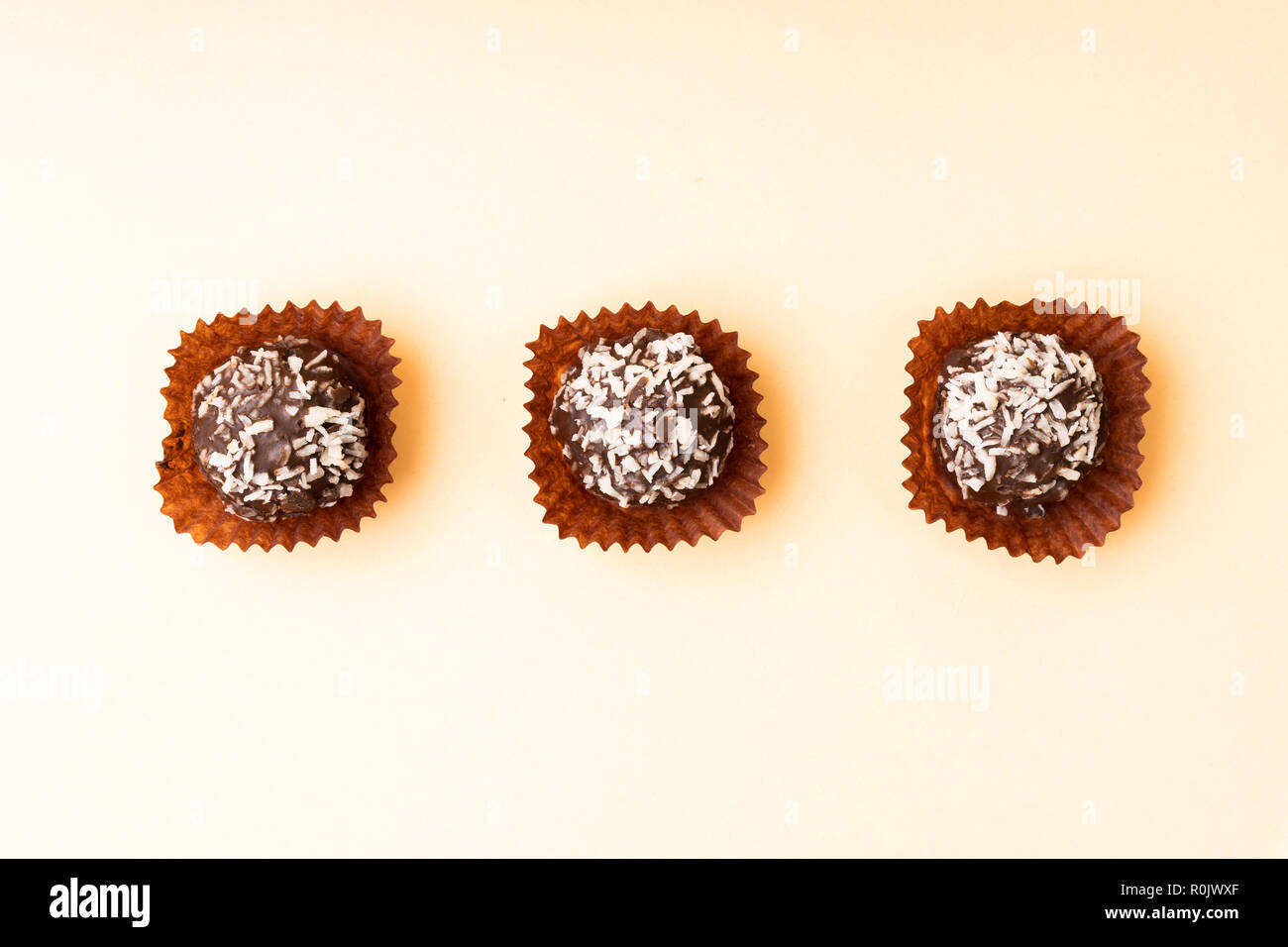 Flach essen - drei Schokolade Kuchen mit Kokosnuss crumb Stockfoto
