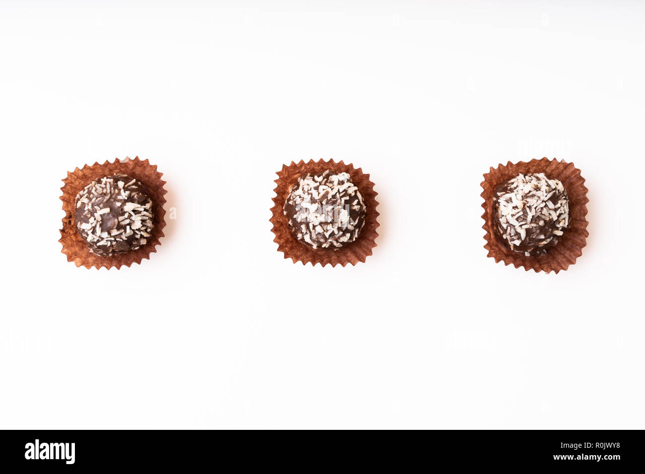 Flach essen - drei Schokolade Kuchen mit Kokosnuss crumb Stockfoto