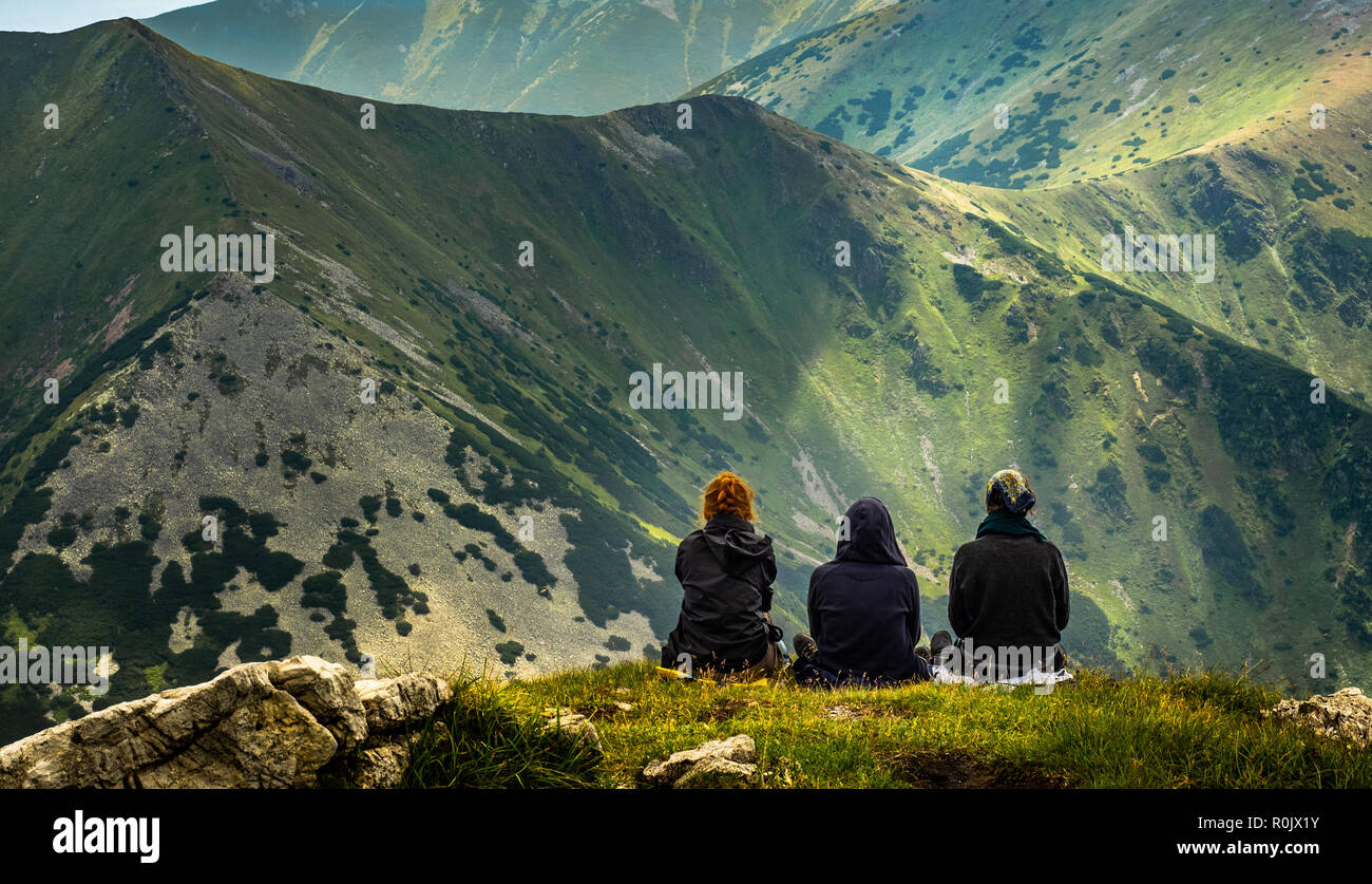Eine Gruppe von Damen Mittagessen nach einer langen Wanderung auf den Gipfel eines Hügels in der polnischen Tatra Stockfoto