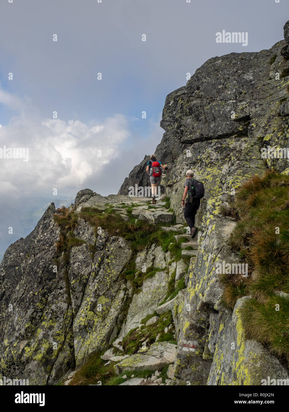 Ein paar Wandern auf einem hohen Trail in der polnischen Tatra Stockfoto