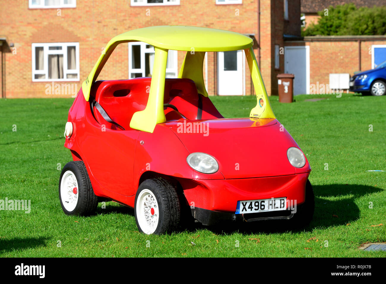 Straße - zugelassene Little Tikes rot-gelben Auto steht zum Verkauf auf eBay. Es ist eine Art Auto, Haltung Autos sagt, dass es 16 Wochen nahmen den Wagen zu schaffen, ist die Umwandlung von Daewoo Matiz. Das Auto tops bei 70 MPH, sitzen zwei, manuelle Laufwerke, und inzwischen rund 5.000 Kilometer der Straße verwenden. Die eBay Seite wurde es bei £ 21.500 (ca. $ 33.200 USD), von dem ab, was die Einstellung Auto sagt, war erste Beurteilung des Autos von $ 46.000 USD Stockfoto