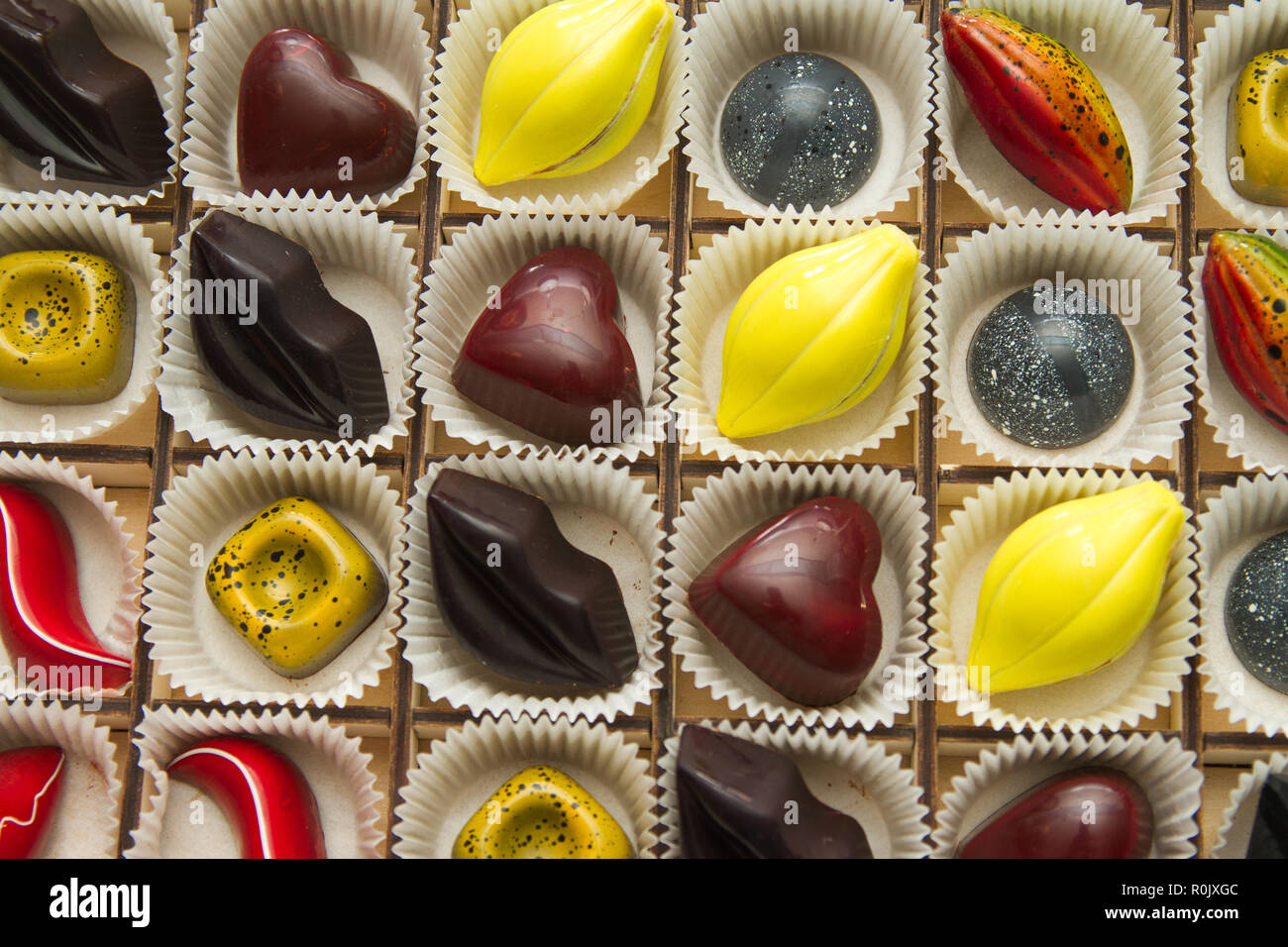 Sortiment von mehrfarbigen exquisite Pralinen, Süßigkeiten Schokolade Stockfoto