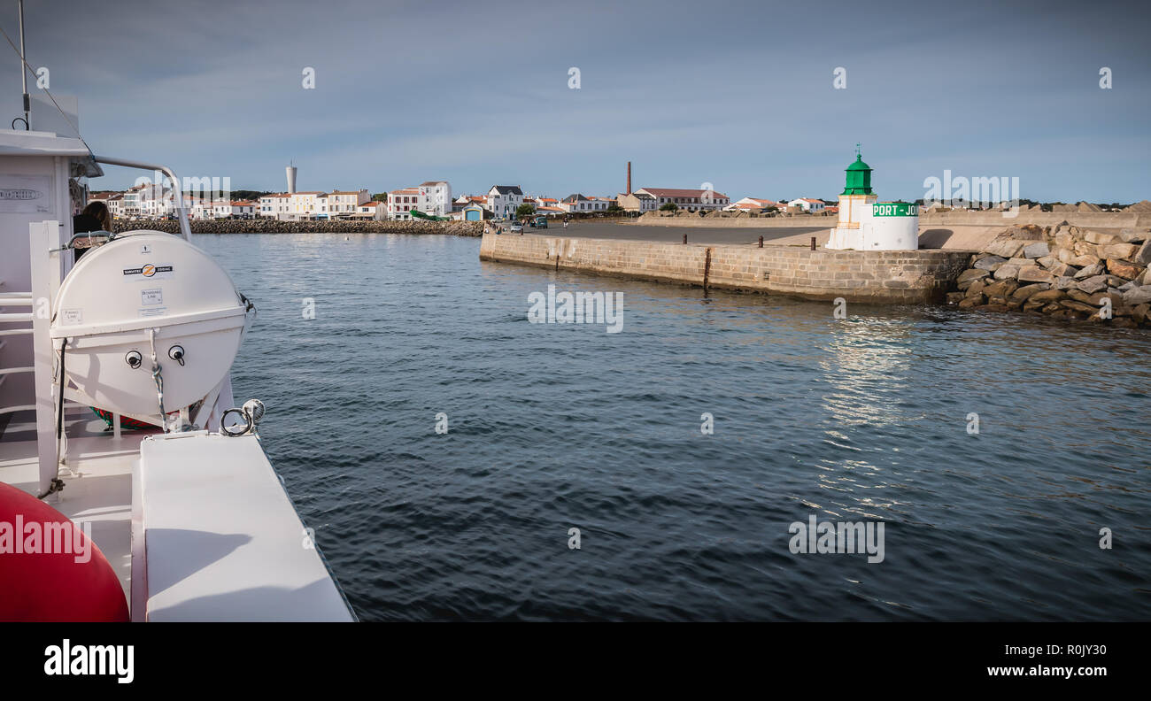 Ile d Yeu, Frankreich - September 16, 2018: Blick auf die Brücke von der Fähre in den Hafen der Insel von Yeu, wo Reisende sitzen zu admir Stockfoto