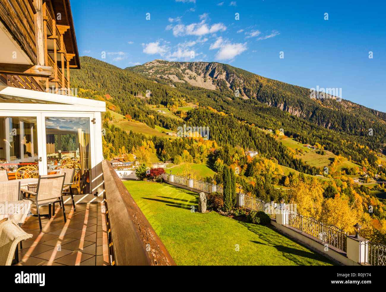 Herbst Landschaft in Gröden mit einem Bäume im Herbst Farben. Lage Nationalpark Dolomiti, Südtirol, Provinz Bozen, Italien, Europa Stockfoto