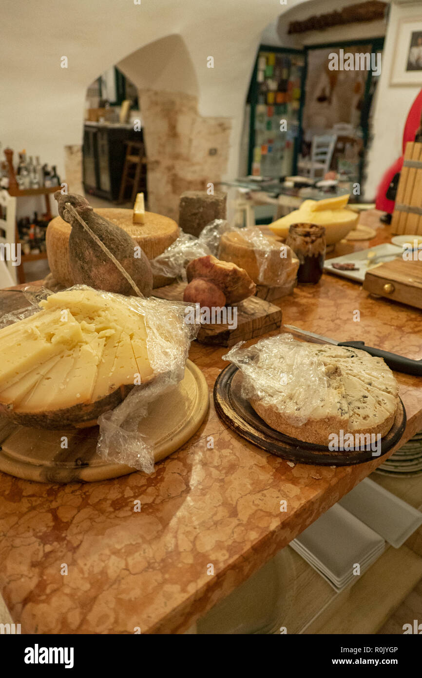 Anzeige der verschiedenen Käsesorten in Restaurant in Apulien, Süditalien Stockfoto
