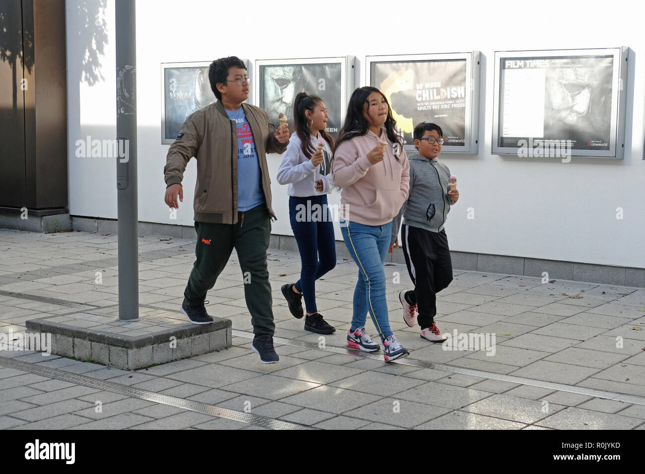 Vier Teenager asiatischer Herkunft in Romsey, Großbritannien. Stockfoto