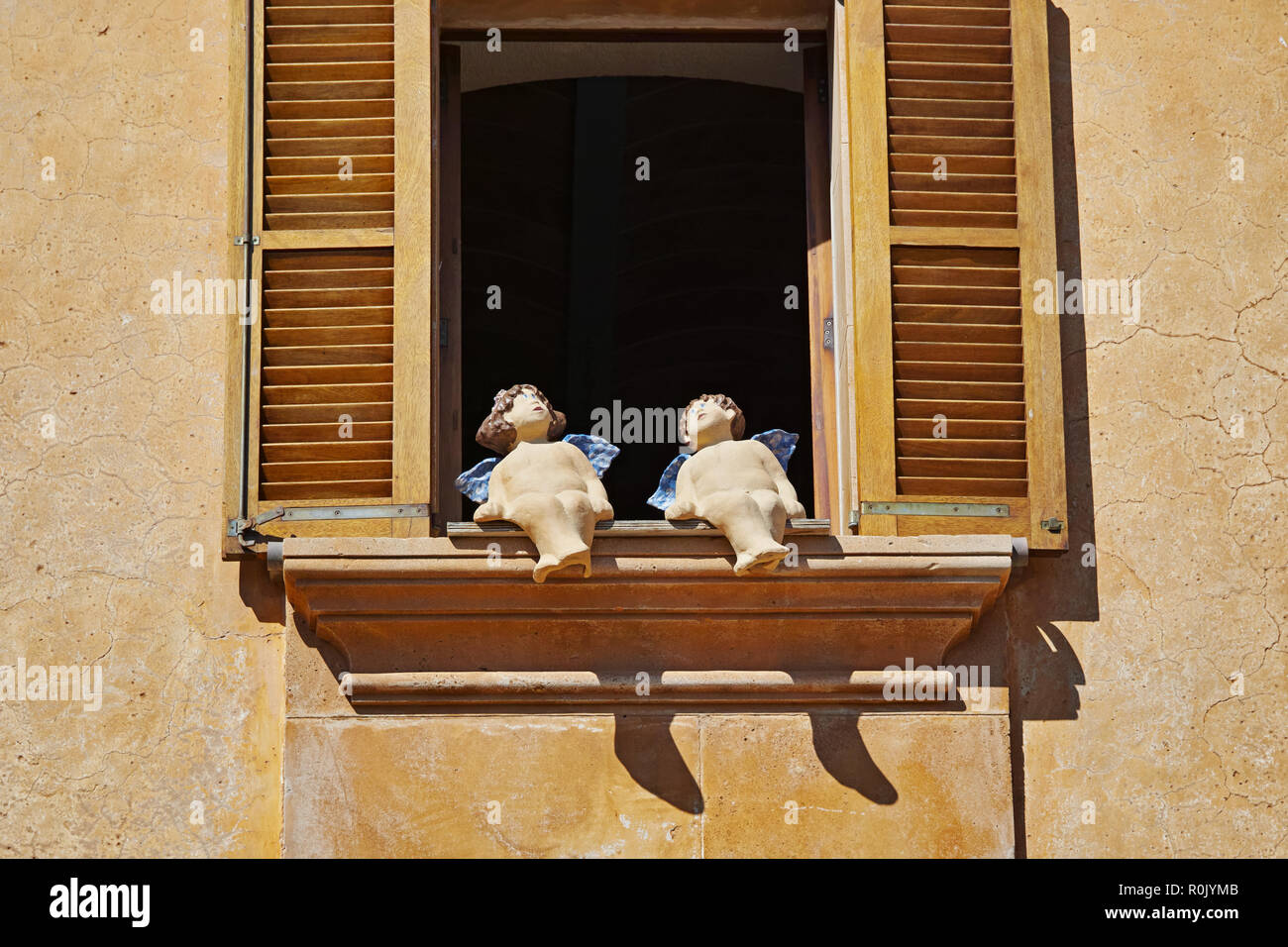 Zwei Engel im Fenster Stockfoto