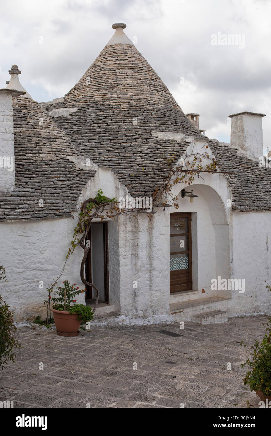 Alberobello ist eine kleine Stadt (ca. 11.000) in Apulien in Süditalien, eine kleine Kolonie von Häusern als "Trulli" bekannt. Die Form beschreibt die Stockfoto
