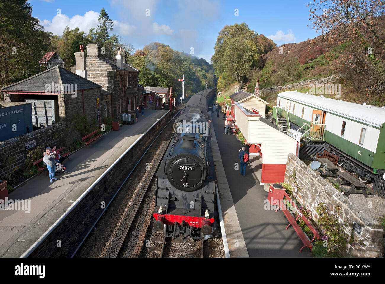 Dampflok-Motorlok, die am Bahnhof Goathland North York Moors North Yorkshire England Großbritannien GB Großbritannien anfährt Stockfoto