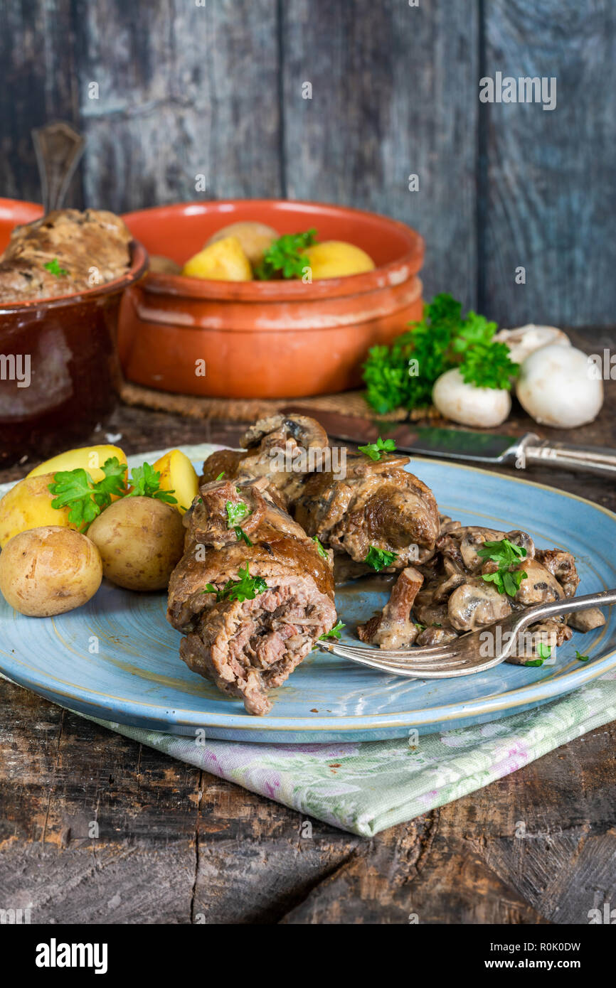 Rinderroulade mit Pilzen in Pilzrahmsauce mit gekochten baby Kartoffeln ...