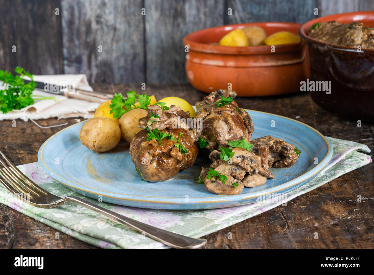 Rinderroulade mit Pilzen in Pilzrahmsauce mit gekochten baby Kartoffeln ...
