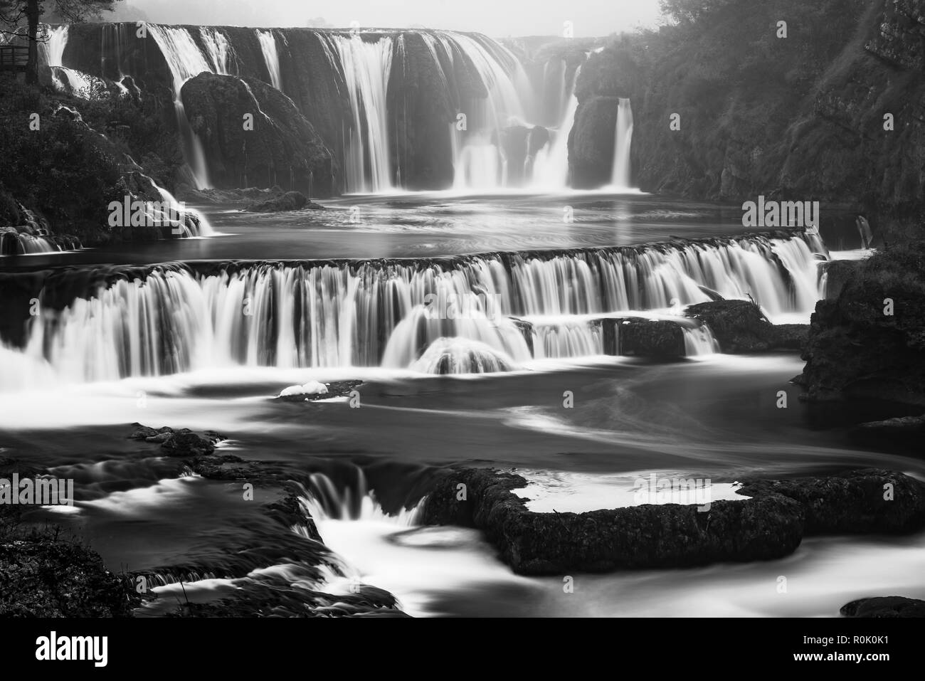 Schwarz-weiß Bild von Strbacki buk Wasserfall in Bosnien. Stockfoto