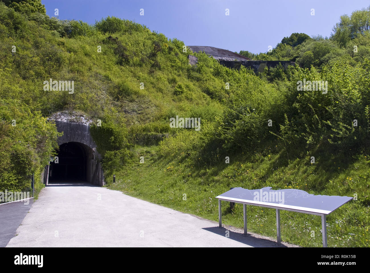 La Coupole, oder Coupole Helfaut-Wizernes, ist ein Deutscher Weltkrieg zwei unterirdische Bunker zu V-2-Raketen starten, in der Nähe von Saint Omer, Frankreich. Stockfoto