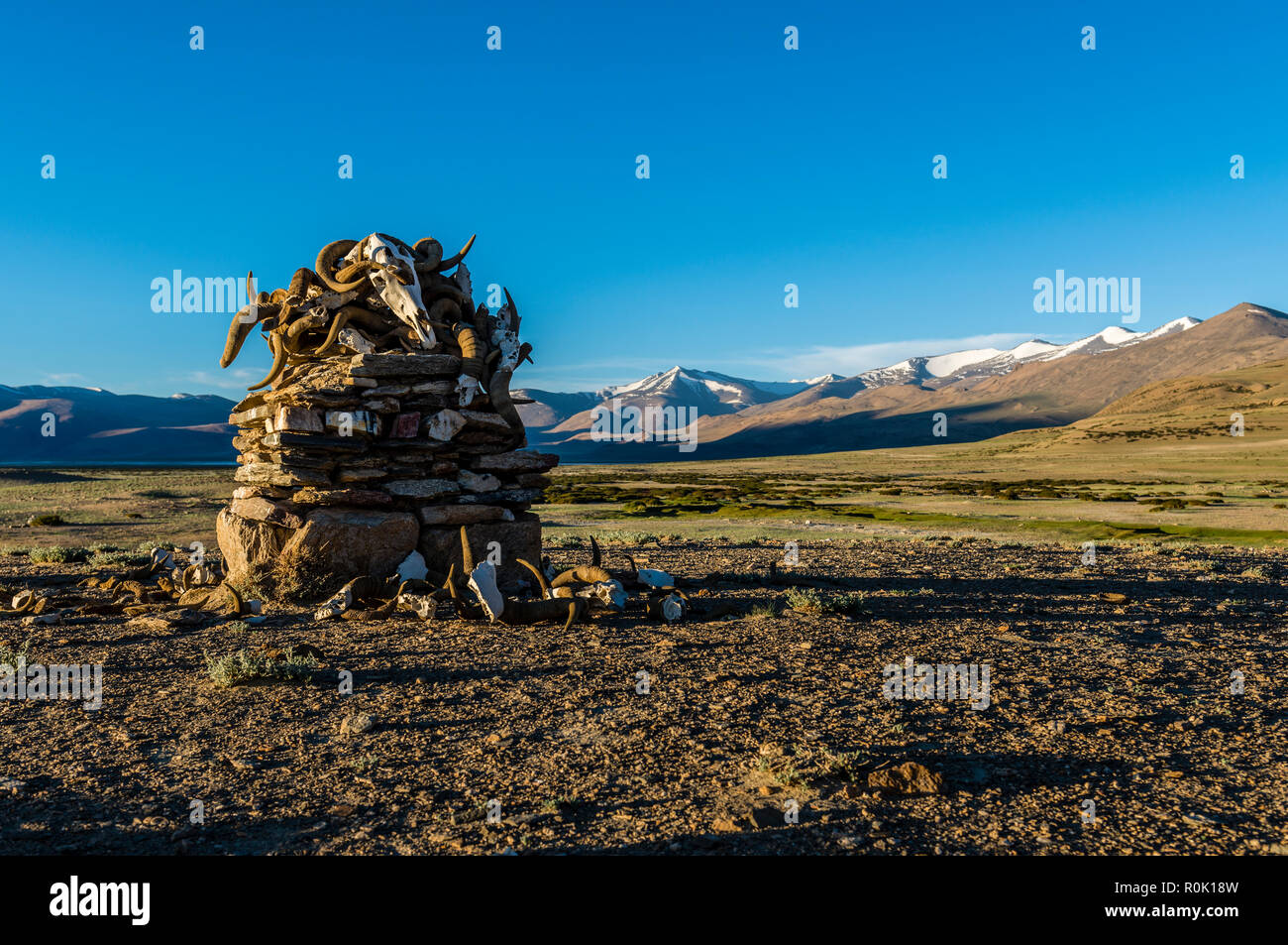 Diese buddhistische choerten, allgemein von den Buddhisten als ein Ort des Gebets und der Meditation verwendet, ist in der Nähe von Tso Kar in Changtang Region befinden und von y gebaut Stockfoto