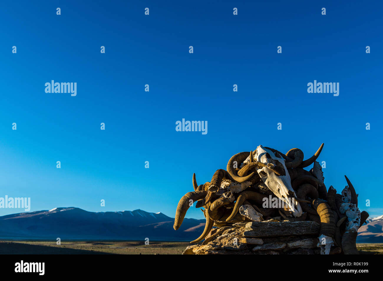 Diese buddhistische choerten, allgemein von den Buddhisten als ein Ort des Gebets und der Meditation verwendet, ist in der Nähe von Tso Kar in Changtang Region befinden und von y gebaut Stockfoto
