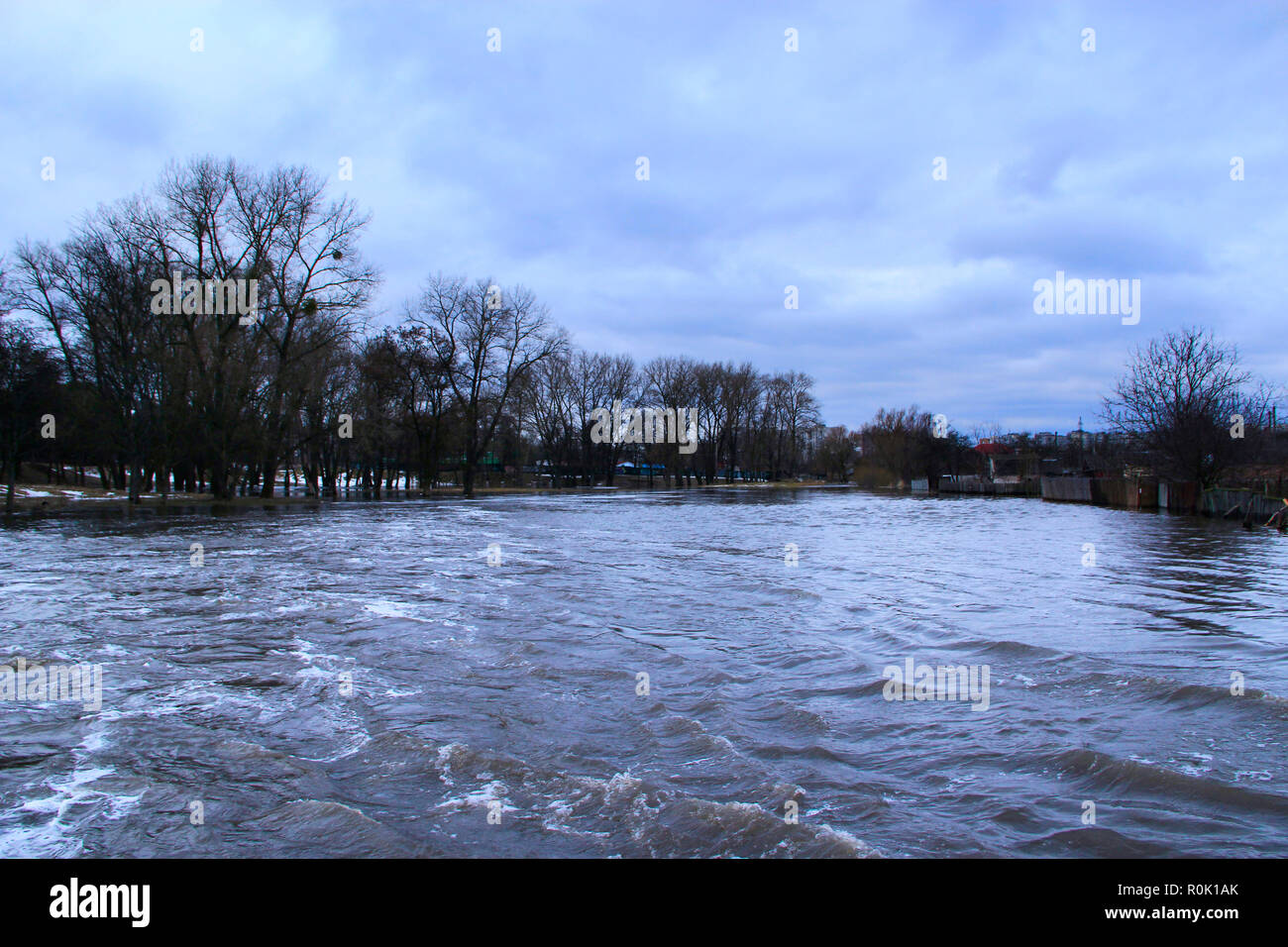 Überschwemmungen des Flusses im Frühjahr in der Stadt während der Schneeschmelze. Überschwemmung Stadt. Hochwasser zwischen privaten Häusern. Hochwasser auf dem Fluss. Naturkatastrophe. Groß Stockfoto