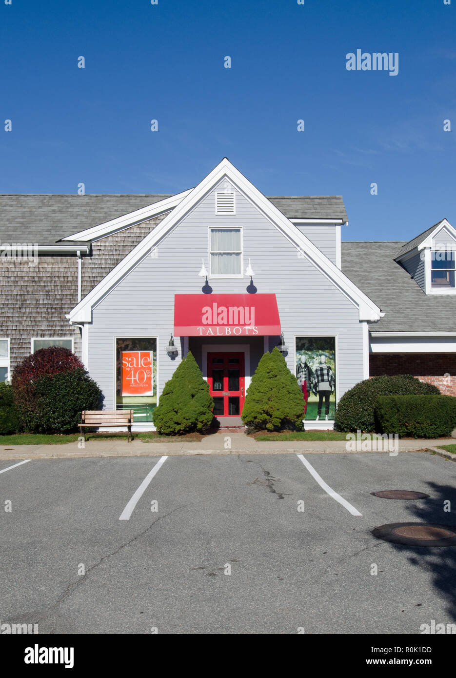 Talbots Women's clothing Store in Harwich, Cape Cod, Massachusetts, USA mit einem klaren blauen Himmel Stockfoto