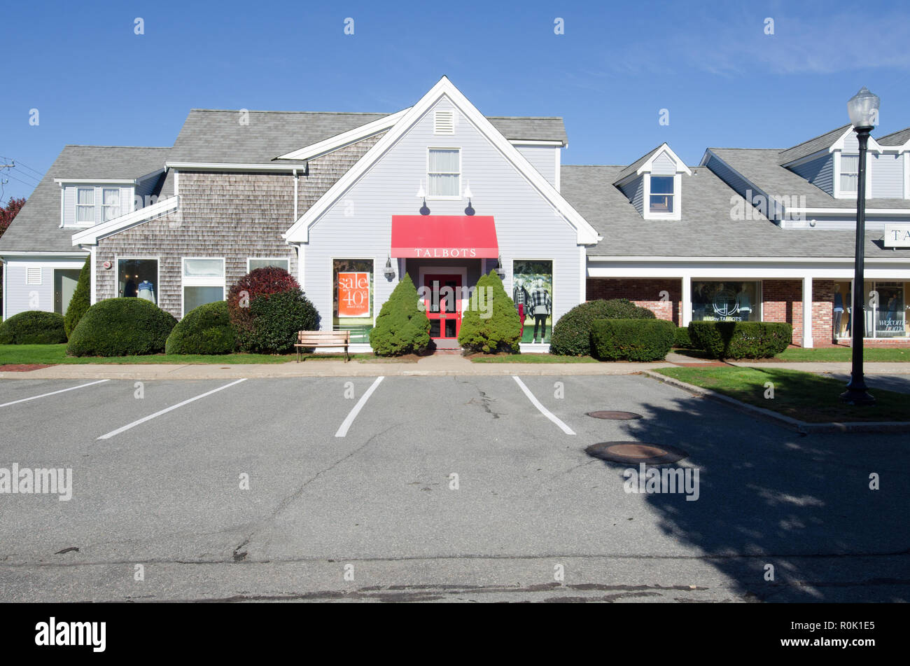 Talbots Women's clothing Store in Harwich, Cape Cod, Massachusetts, USA mit einem klaren blauen Himmel Stockfoto