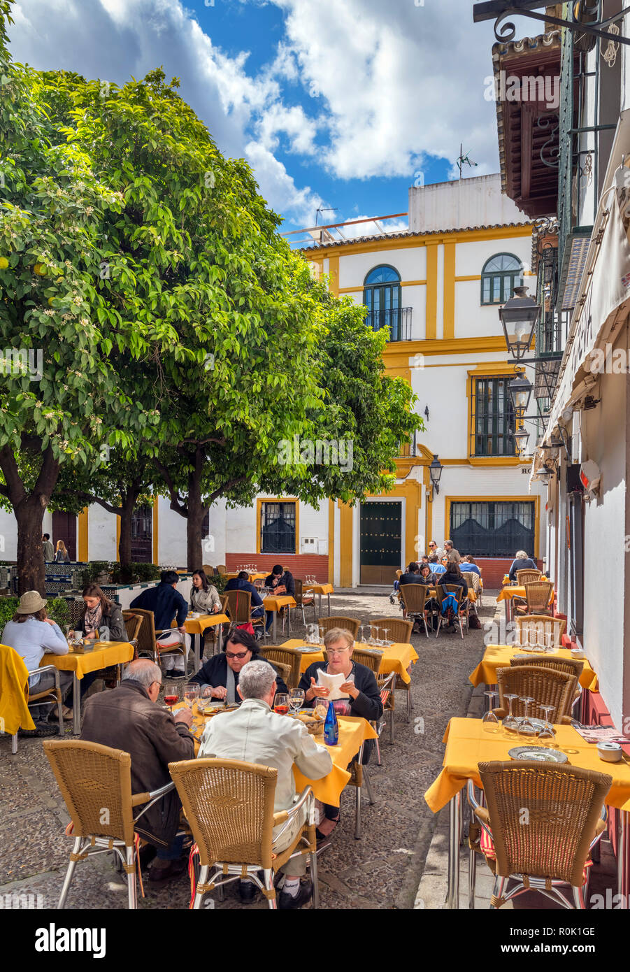 Barrio Santa Cruz, Sevilla, Spanien. Restaurants an der Plaza de Doña Elvira, Barrio Santa Cruz, Sevilla, Andalusien, Spanien Stockfoto