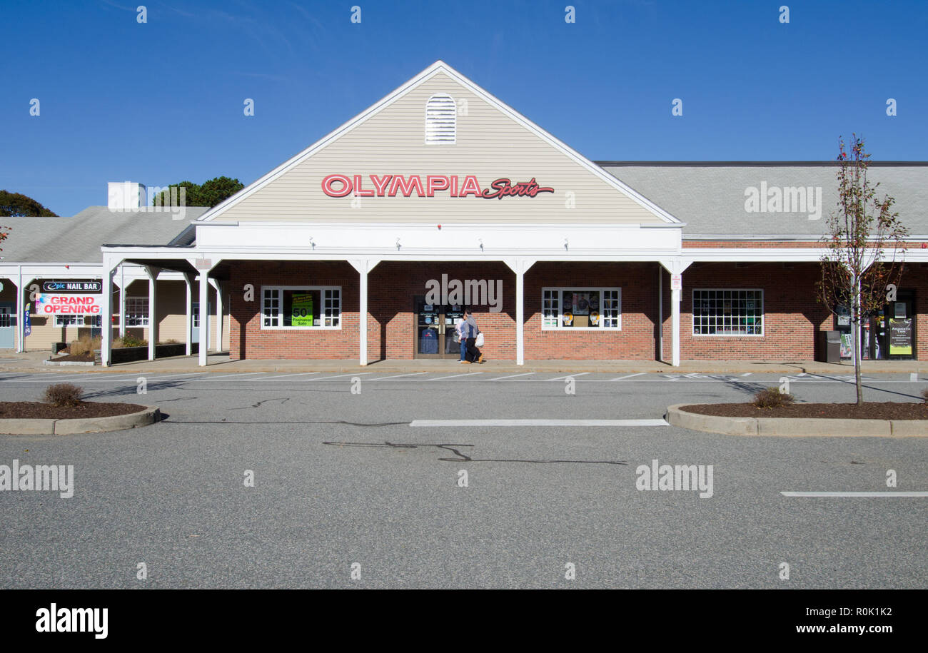 Olympia Sport Storefront mit Menschen in Orleans, Cape Cod, Massachusetts, USA mit klaren blauen Himmel Stockfoto
