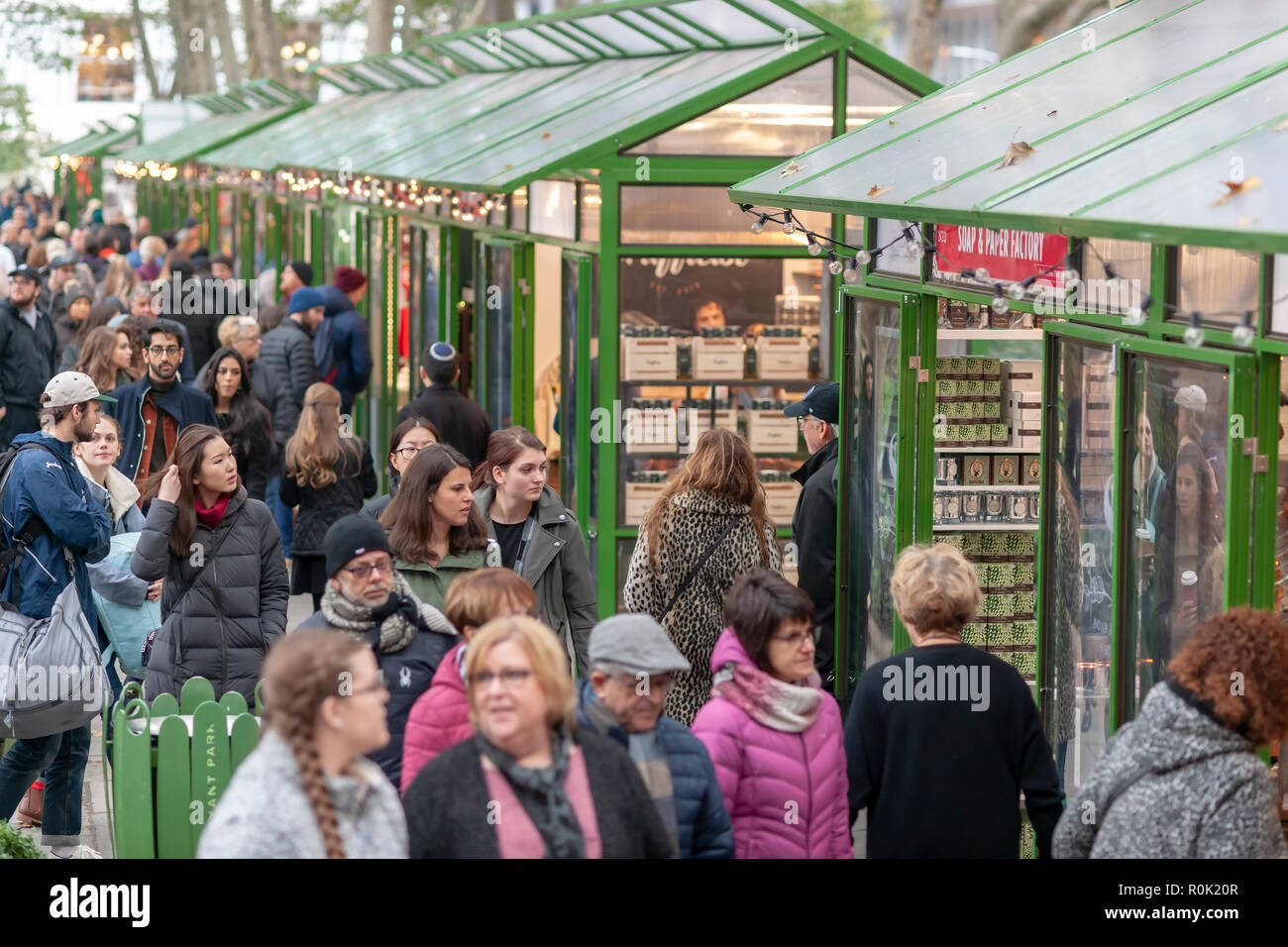 Käufer durchsuchen Sie die weltbekannten Bryant Park Holiday Markt in New York am Sonntag, 28. Oktober 2018. Diverse Händler verkaufen einzigartige Geschenke und Lebensmittel in die Park Besucher. (© Richard B. Levine) Stockfoto
