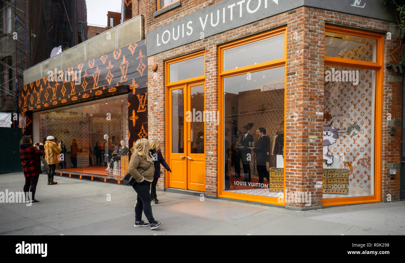 Eine Katze - thematische Zusammenarbeit zwischen er Louis Vuitton und Fashion Editor Grace Coddington öffnet ein Pop-up-Store im angesagten Meatpacking District in New York am Freitag, 26. Oktober 2018. Mit Coddington's Illustrationen ihrer Katzen, die Sammlung trägt den Namen Catogram und die Katzen auf der ganzen Lederwaren, Kleidung Schuhe und sogar Schlafanzug erscheinen. (Â© Richard B. Levine) Stockfoto