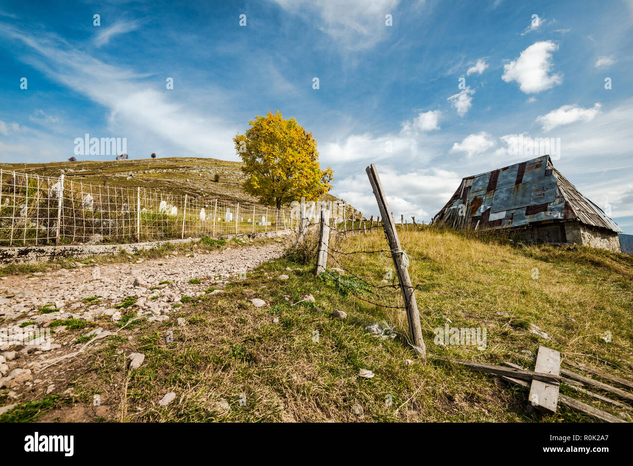 Alte Scheune in Lukomir, letzte Dorf in Bosnien. Stockfoto