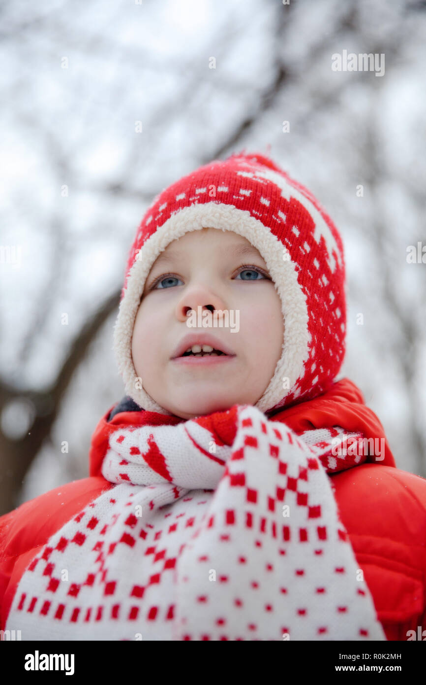 Winter-Porträt von Kid Boy in bunten Kleidern Stockfoto