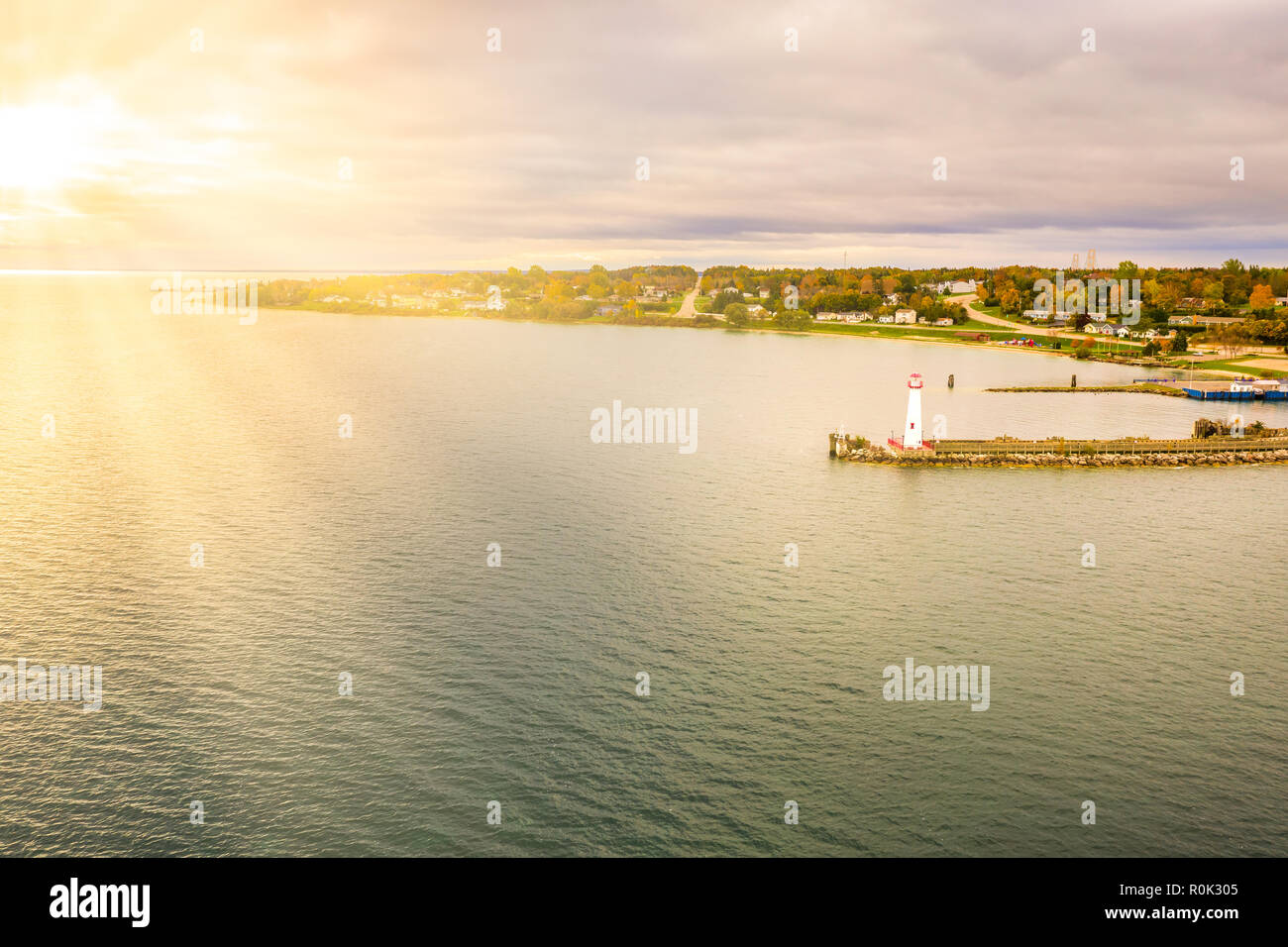 Antenne Sonnenuntergang Blick auf wawatam Leuchtturm am Hafen von St. Ignace, Michigan in den Straßen von Mackinac Stockfoto