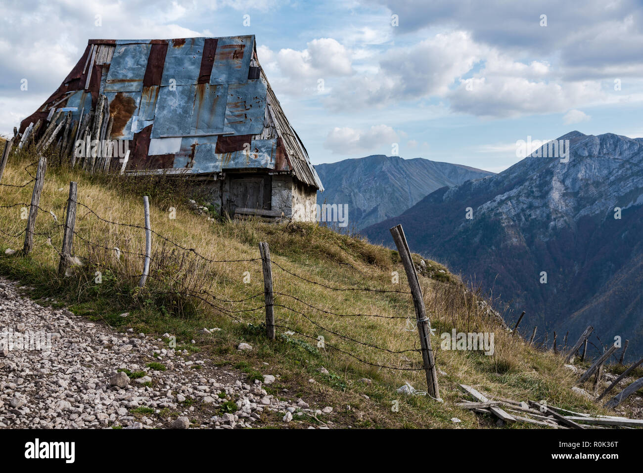 Alte Scheune in abgelegenen Bosnien Dorf, Lukomir. Stockfoto