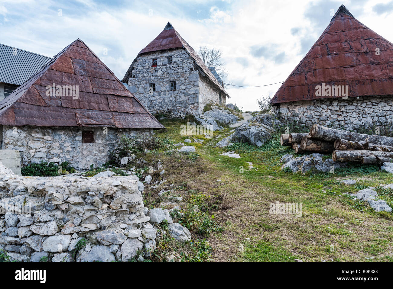 Häuser aus Stein Lukomir, abgelegenen Dorf in Bosnien und Herzegowina Stockfoto