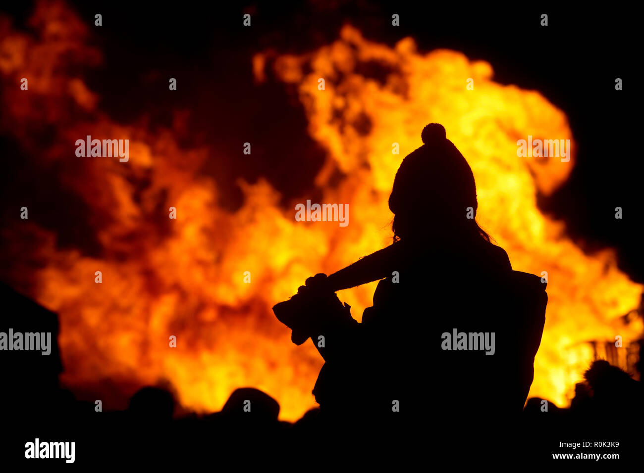 Ein Kind beobachten, ein Lagerfeuer am Lagerfeuer nacht in Großbritannien Stockfoto