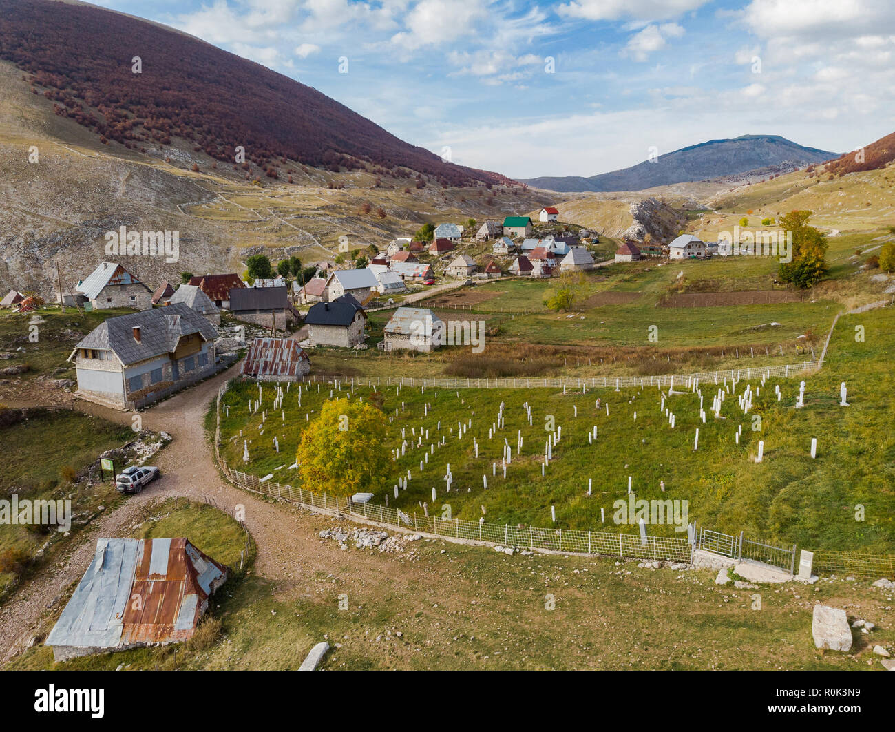 Lukomir abgelegenen Dorf im ländlichen Bosnien, Antenne Drohne anzeigen. Stockfoto