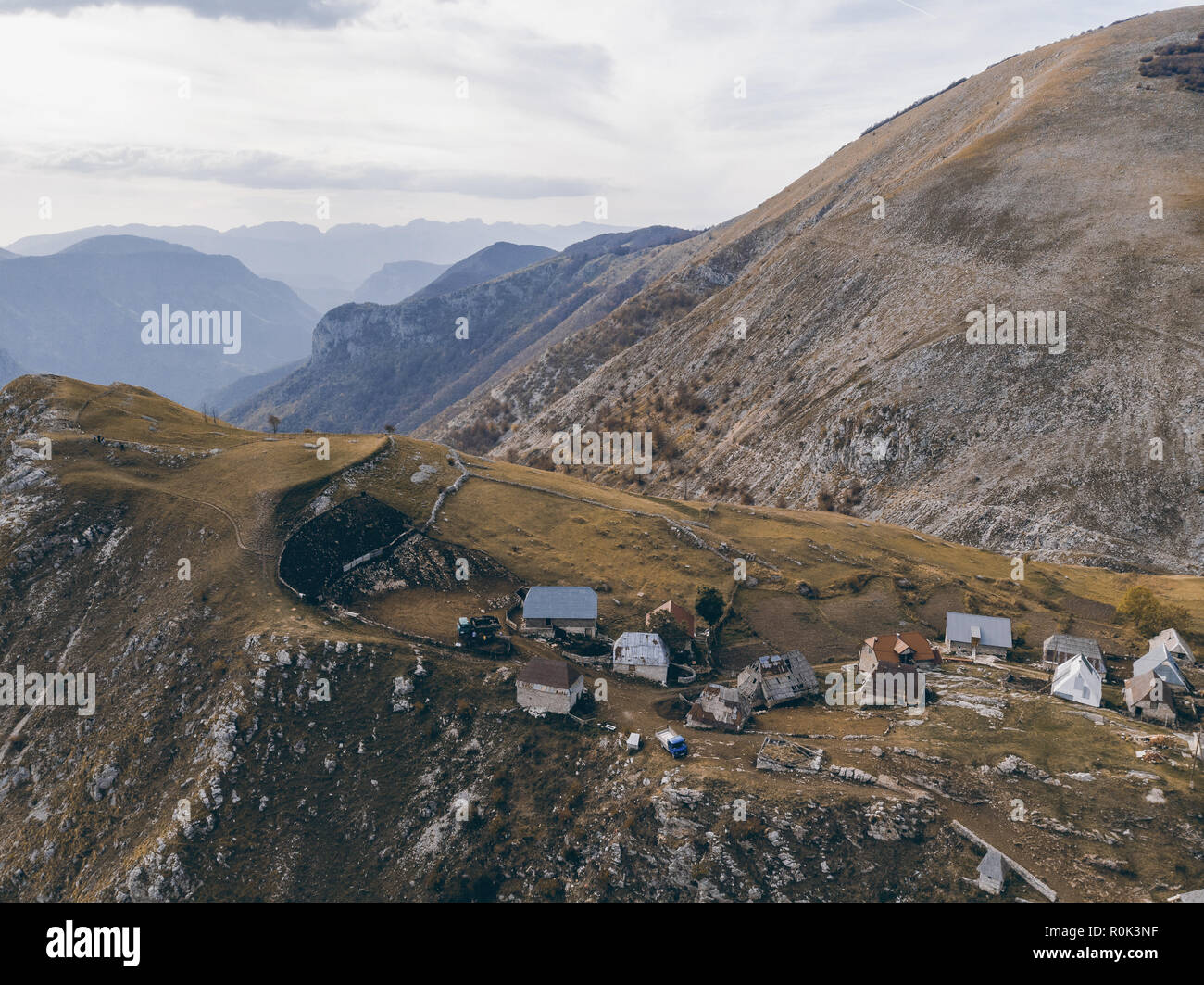 Lukomir abgelegenen Dorf im ländlichen Bosnien, Antenne Drohne anzeigen. Stockfoto