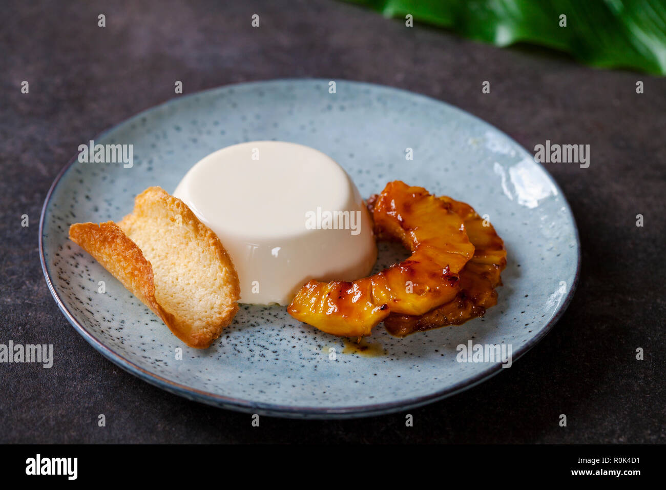 Panna cotta mit karamellisierter Ananas und Kokosnuss Keks Stockfoto