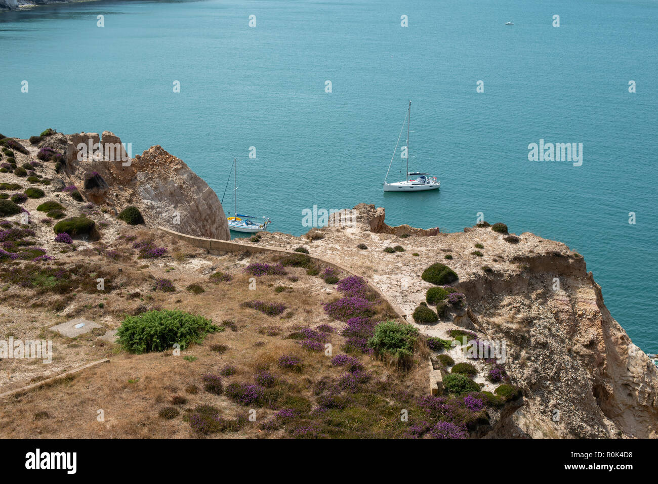 Ansicht der Alum Bay von der Spitze der Klippen, die Teil der National Trust Website in der Nähe der Nadeln, Isle of Wight Stockfoto