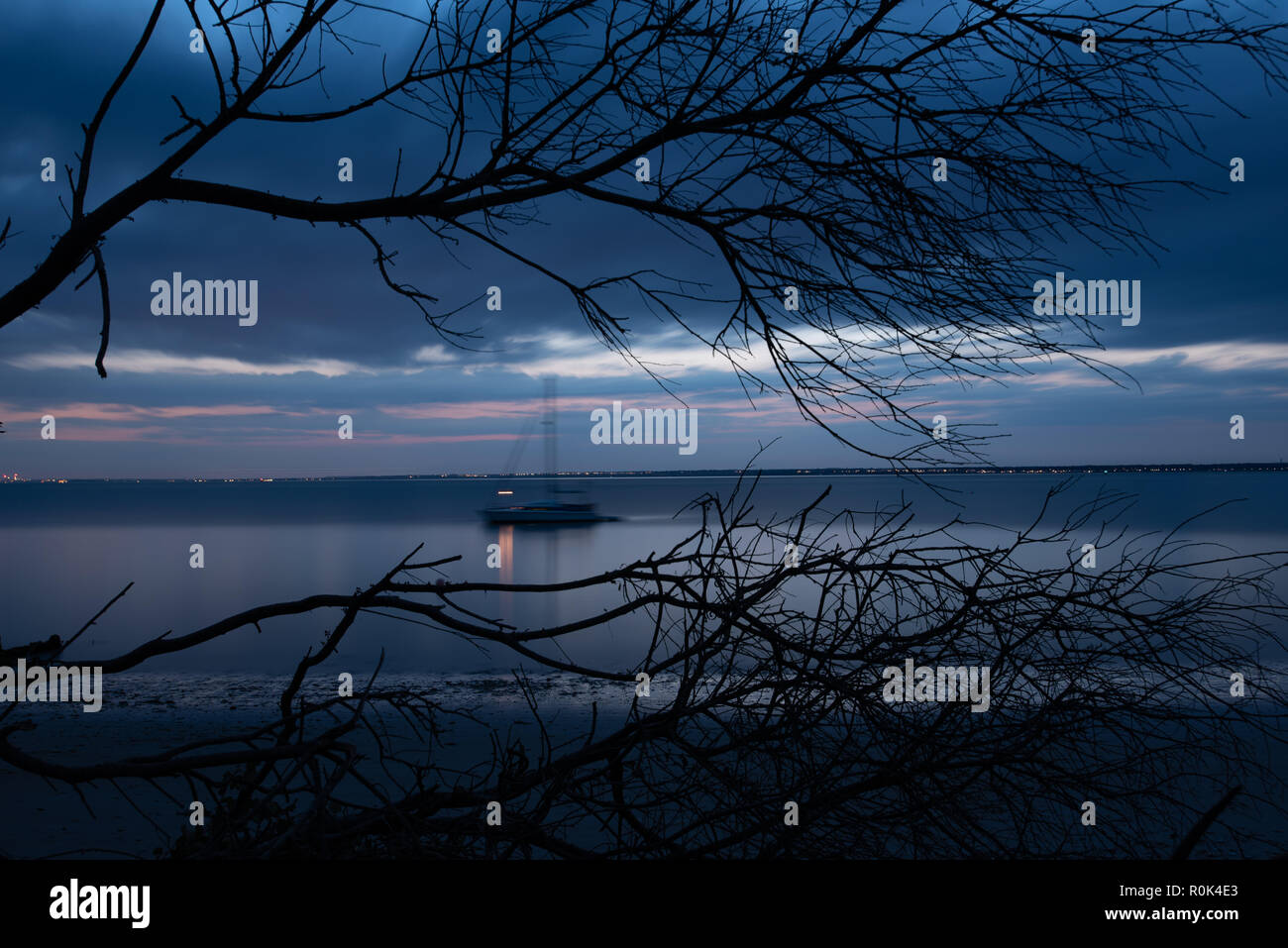 Lange Belichtung geschossen von einem Segelboot bobbing am Abend das Meer in Totland Bay, Isle of Wight Stockfoto