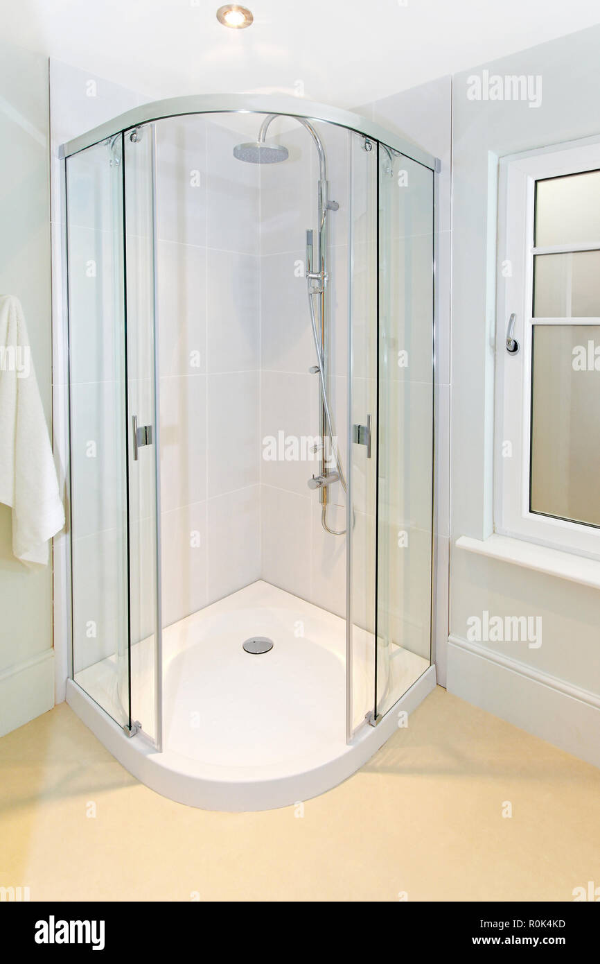 Glastür in Dusche in der Ecke öffnen Stockfotografie - Alamy