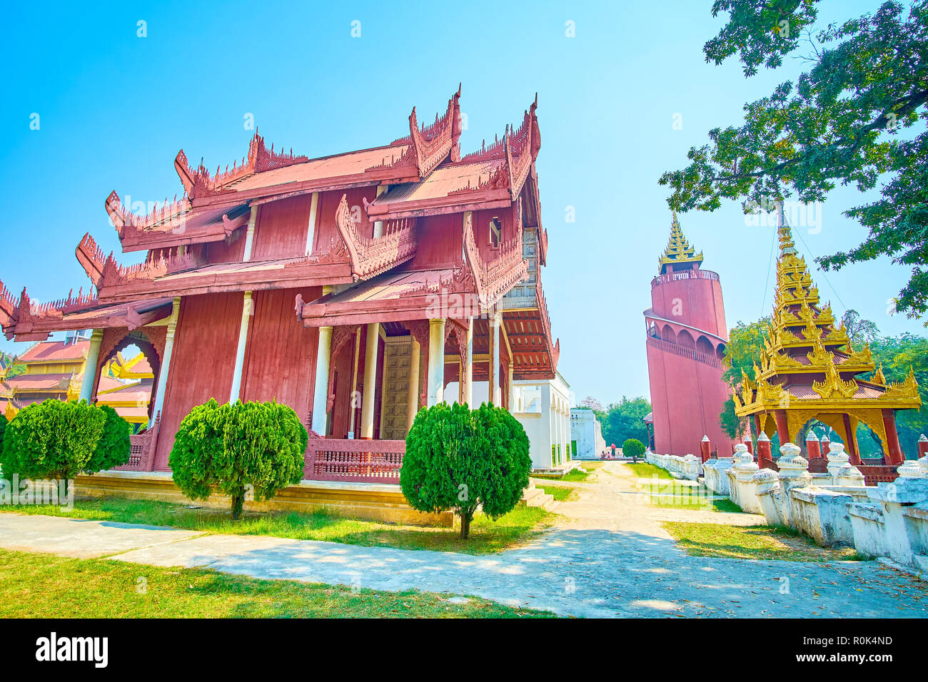 Gebäude der königlichen Palast das beste Geschenk aus asiatischer Architektur und beeindrucken Kombination von Geraden und kurvigen Linien, Mandalay, Myanmar Stockfoto