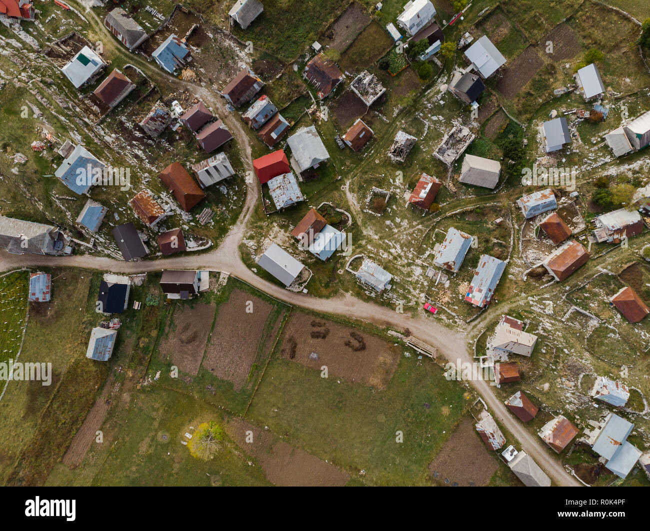 Lukomir, abgelegenen Dorf in Bosnien Berge, Vögel Auge Ansicht von oben. Stockfoto