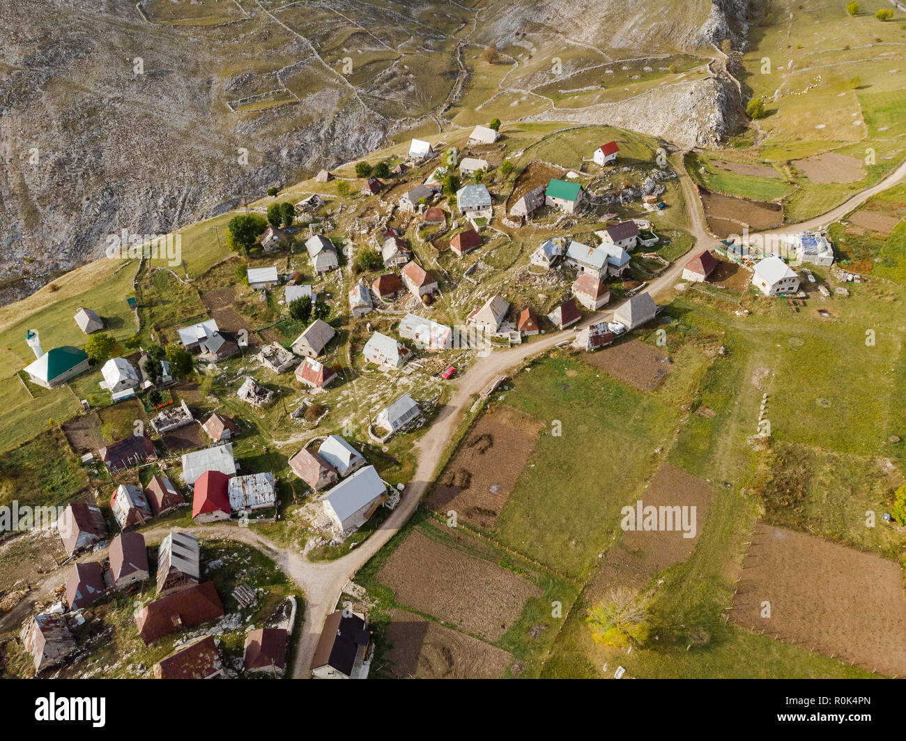 Lukomir, abgelegenen Dorf in Bosnien Berge, Vögel Auge Ansicht von oben. Stockfoto