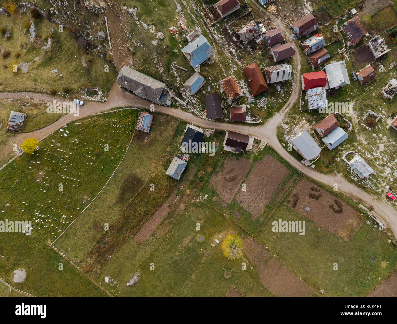 Lukomir, abgelegenen Dorf in Bosnien Berge, Vögel Auge Ansicht von oben. Stockfoto