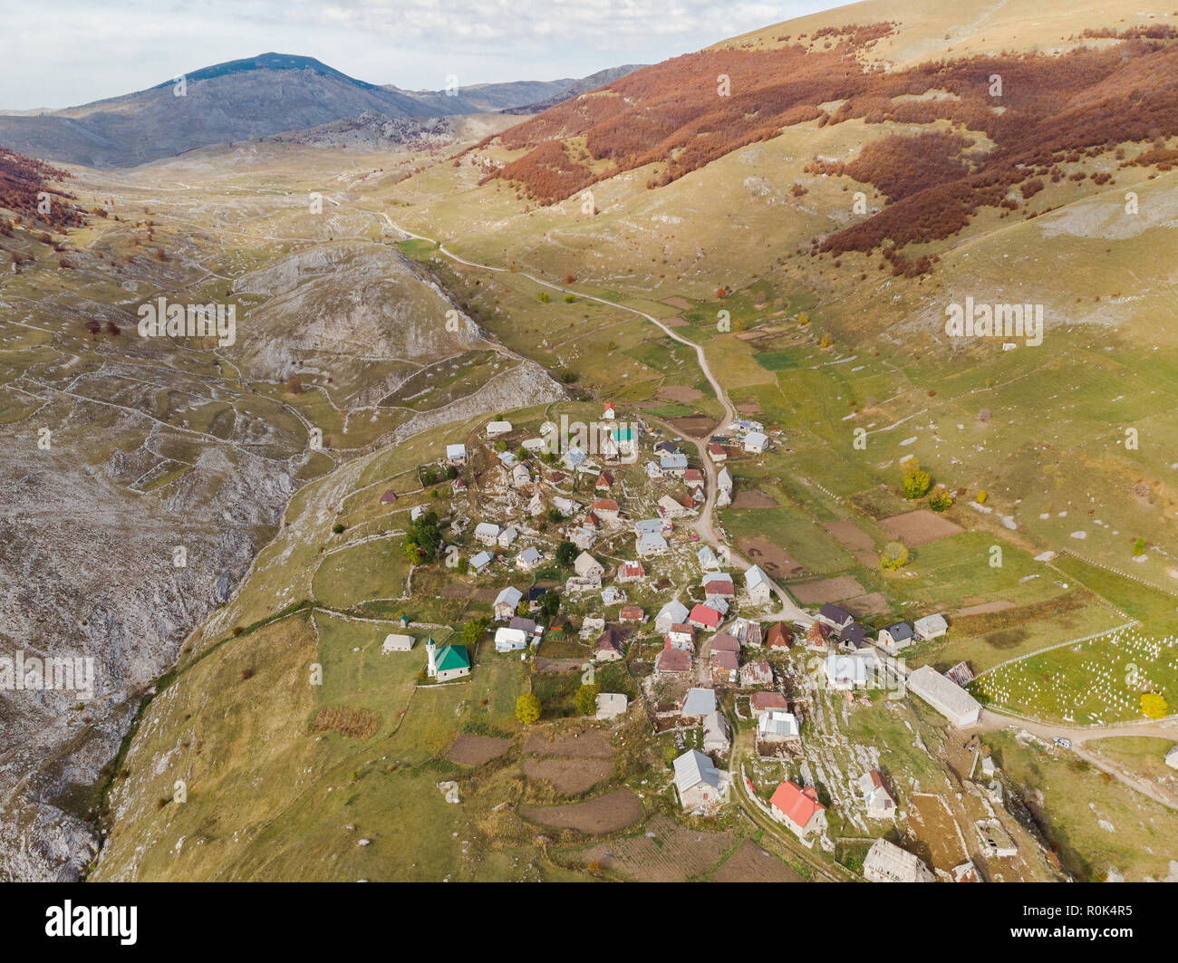 Lukomir, abgelegenen Dorf in Bosnien Berge, Vögel Auge Ansicht von oben. Stockfoto