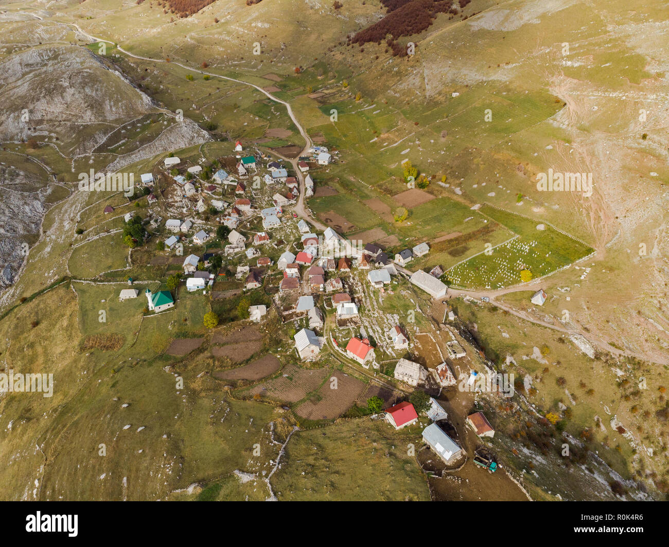 Lukomir, abgelegenen Dorf in Bosnien Berge, Vögel Auge Ansicht von oben. Stockfoto