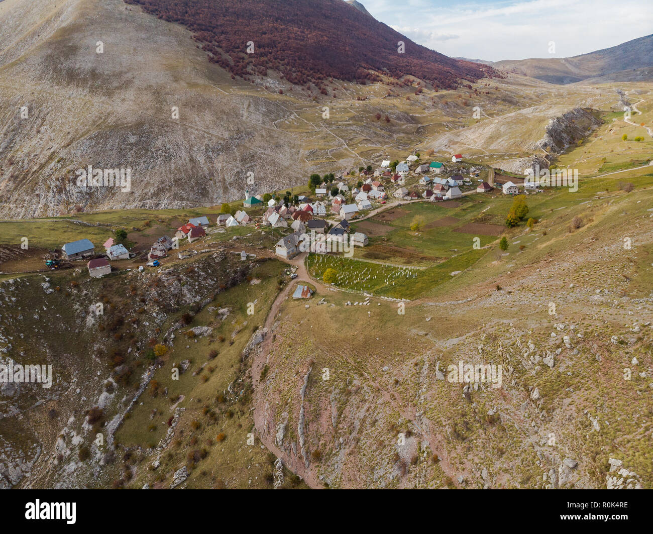 Lukomir abgelegenen Dorf im ländlichen Bosnien, Antenne Drohne anzeigen. Stockfoto